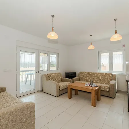Isola Apartment Vir