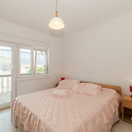 Isola Apartment Vir